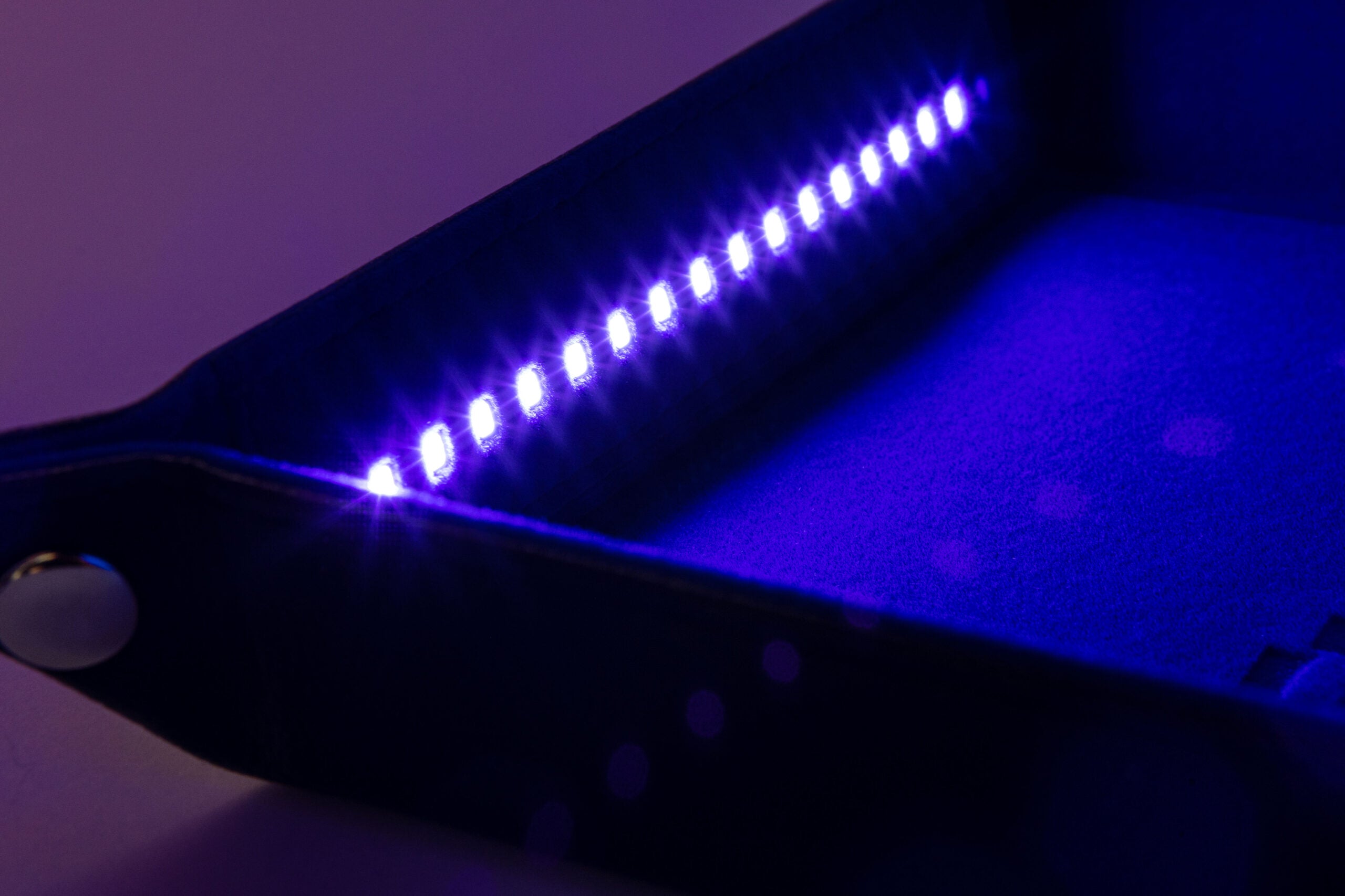 Blacklight Dice Tray with d20: Black