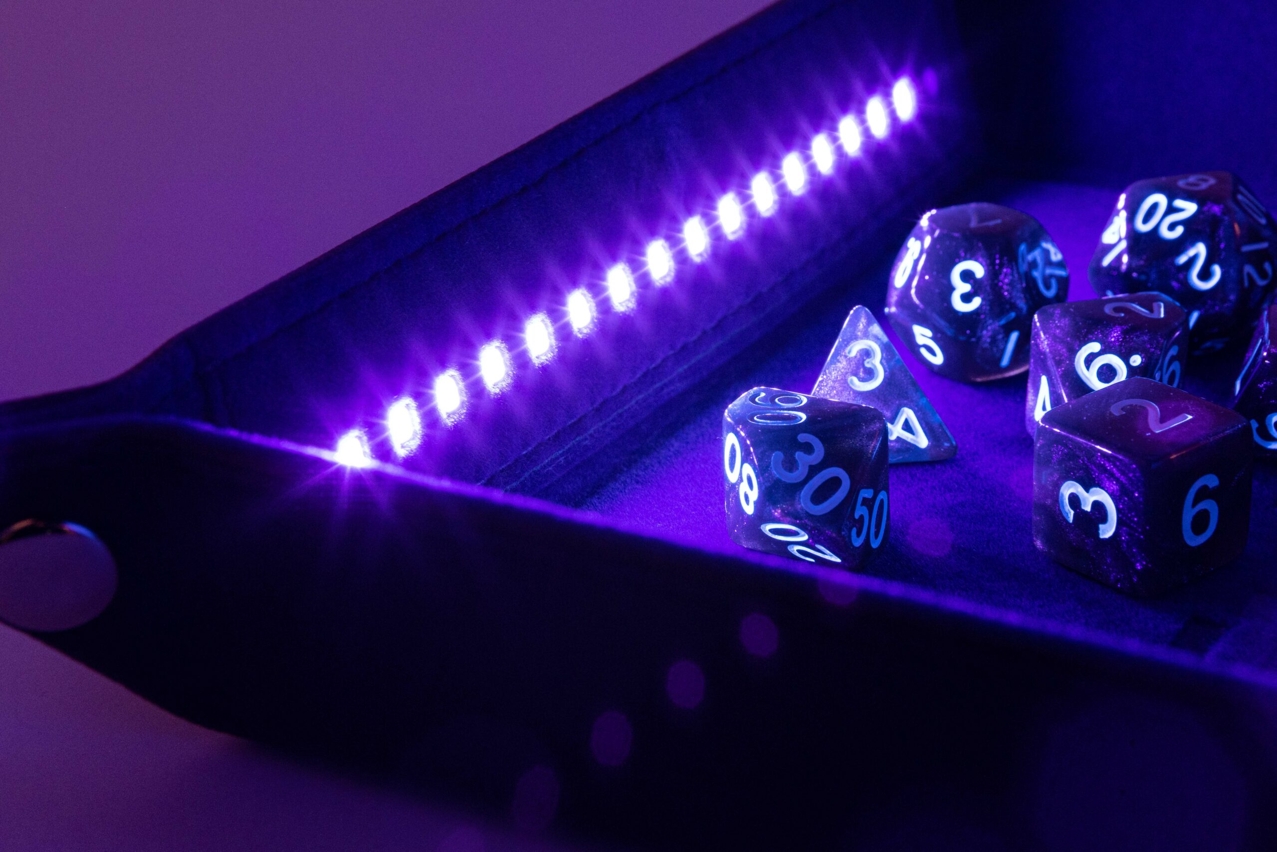 Blacklight Dice Tray with d20: Black